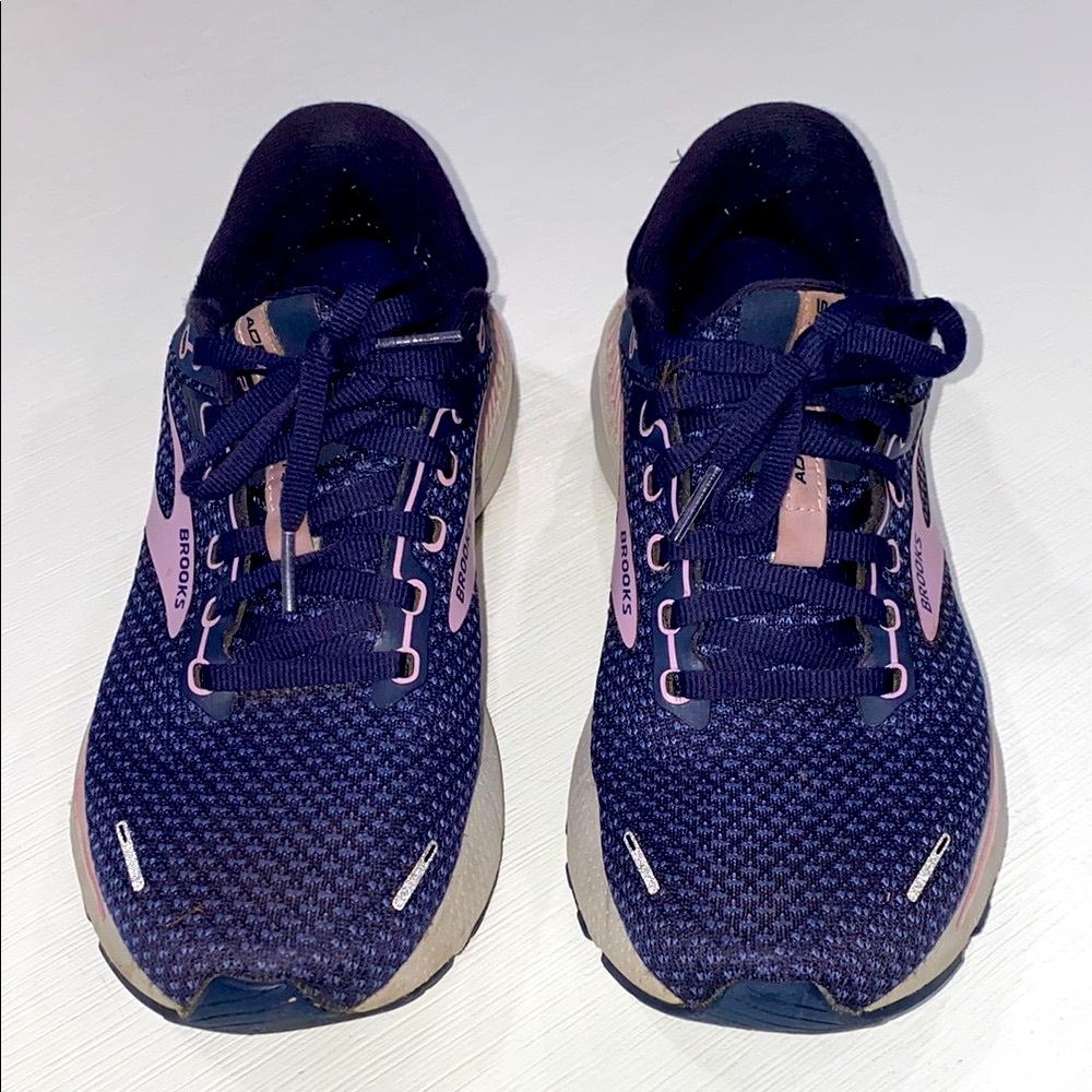 BROOKS RUNNING SHOES SIZE 8.5. Adrenaline gts 22